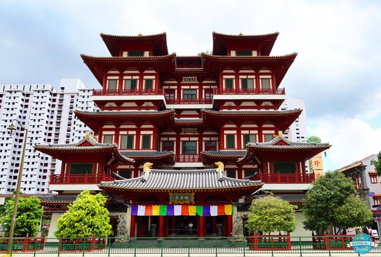 The Buddha Tooth Relic Temple and Museum is a must-see for a Singapore itinerary