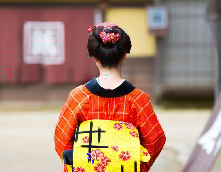 Learning Japanese Culture from a Geisha in Tokyo Experience | The Invisible Tourist