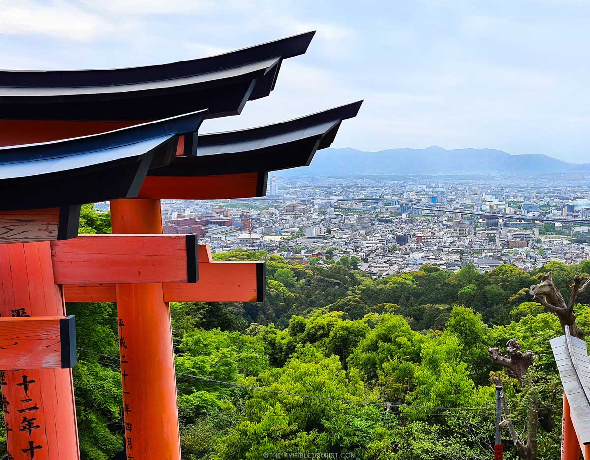 How to Avoid Crowds at Fushimi Inari Shrine [Daytime Hike] | The Invisible Tourist