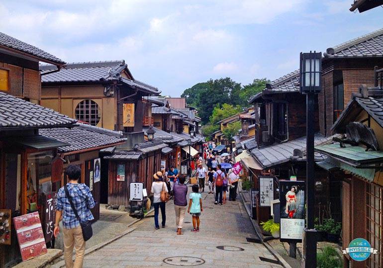 Tourists in Gion, Kyoto