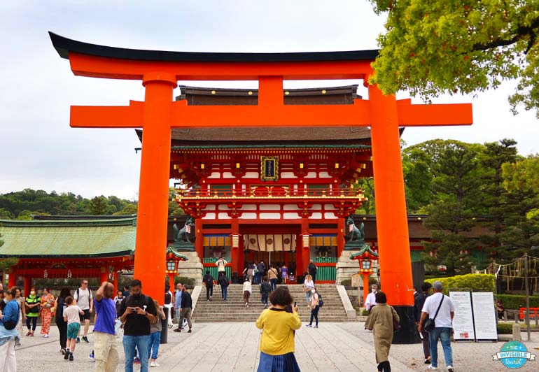 Kyoto red gates shrine - Fushimi Inari Taisha main entrance