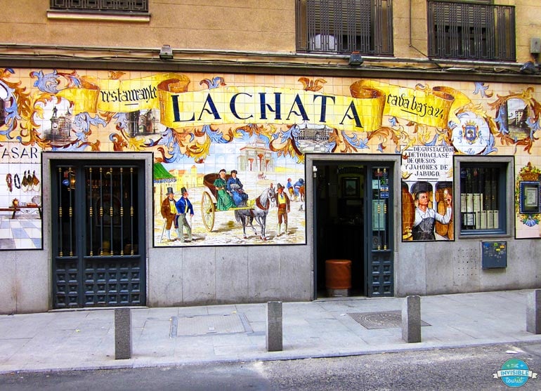 How to not look like a tourist: Eat where the locals do | The Invisible Tourist