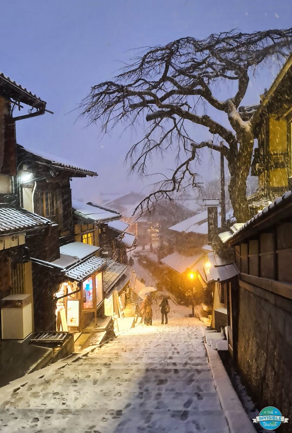 Ninenzaka at night in snow