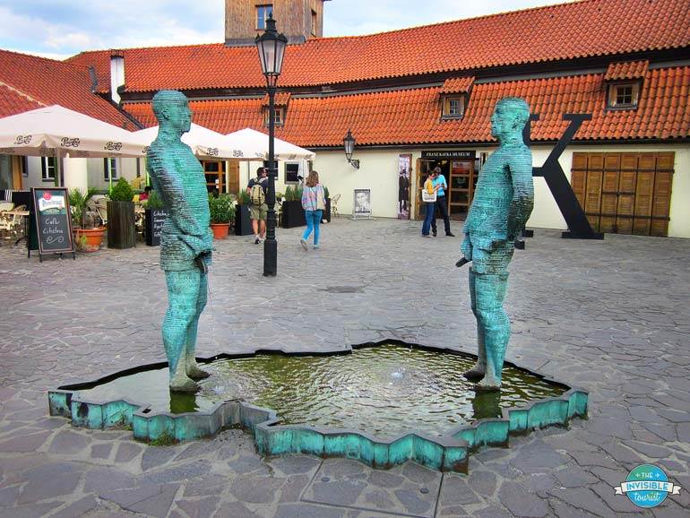 Pissing Sculpture, Mala Strana