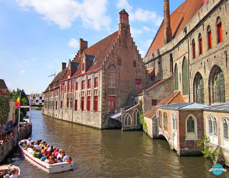 Responsible tourist behaviour means avoiding day trips to popular destinations and staying longer in places such as Bruges, Belgium