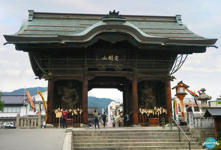 The Niomon Gate of Zenko-ji is a must for your Nagano itinerary